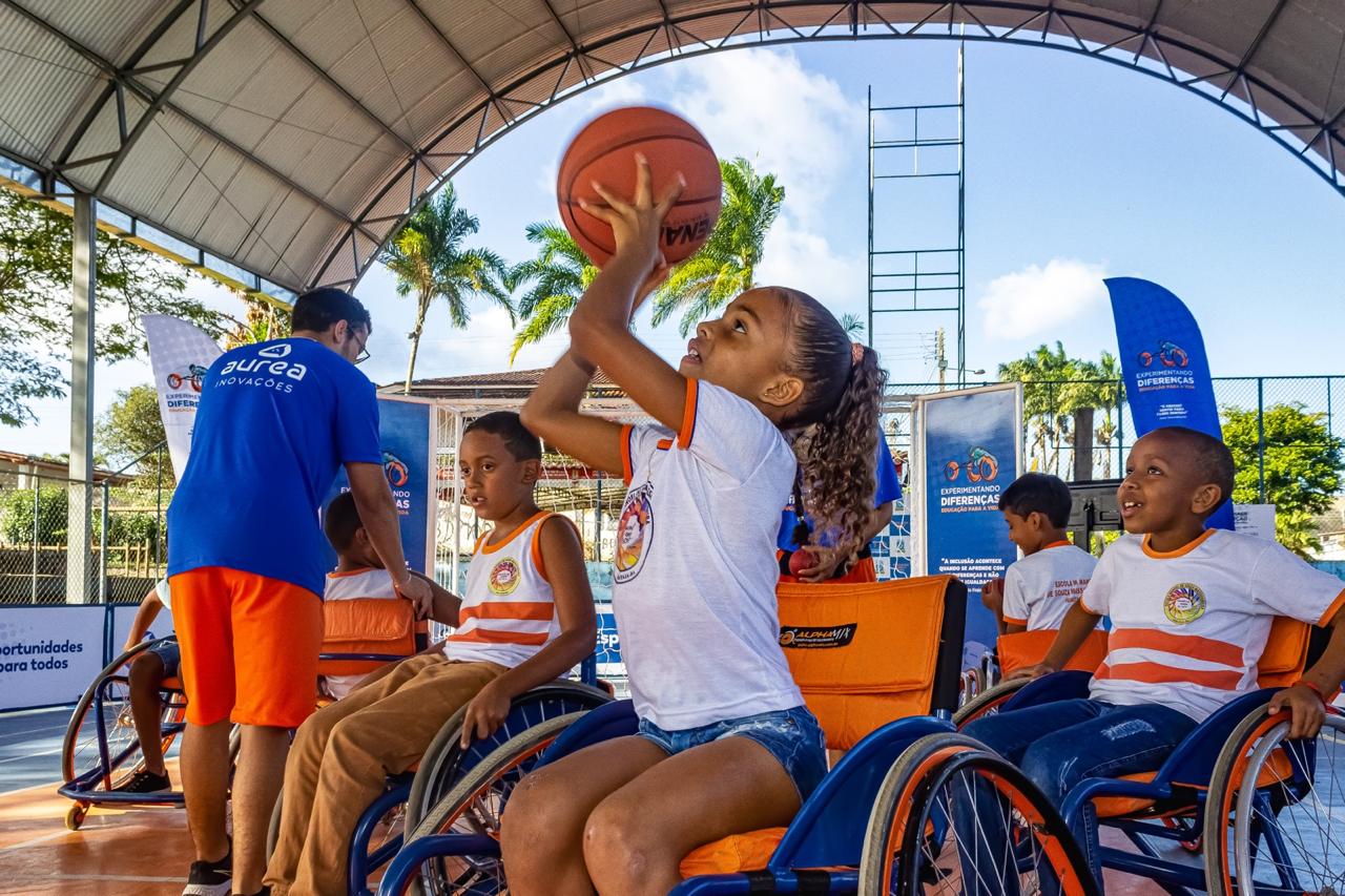 Crianças cadeirantes jogando basquete 
